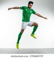 博主：国安边后卫何宇鹏因伤被工作人员背回基地，目前伤情不明